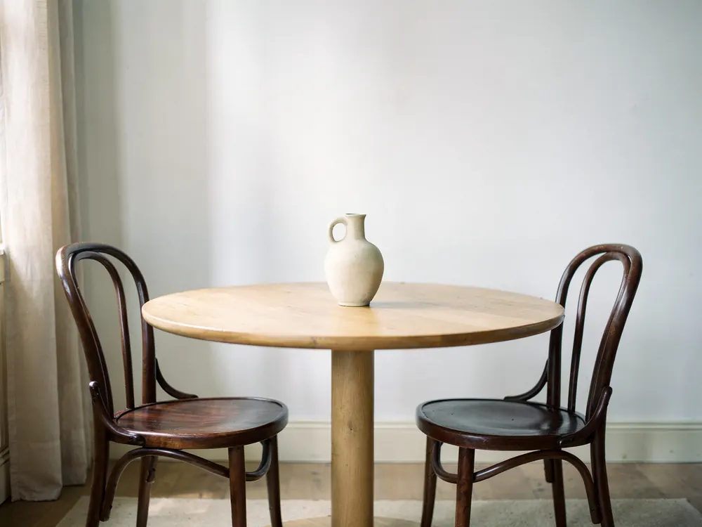 A dining corner with its back wall painted: Chalk white